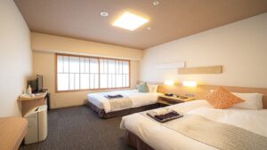 窓のある客室のツインベッド