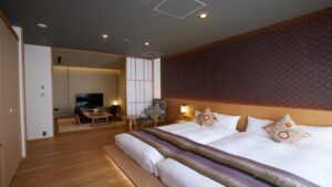 モダンな旅館の客室にあるツインベッド