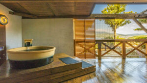 山の景色を望む木製テラスの専用露天風呂