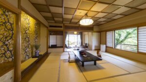 低いテーブルと座椅子のある畳の部屋