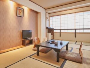 带矮桌和和式坐椅的榻榻米房间