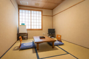 带矮桌和坐垫的榻榻米客房