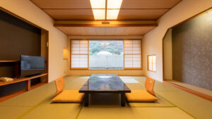 低いテーブルと座布団のある畳の客室