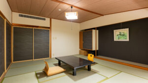 低いテーブルと座布団のある畳の部屋