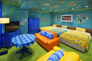 色彩缤纷的客房，配有两张床和明亮的家具