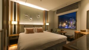 窗边的双人床和小型休息区