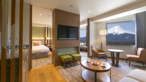 配有椅子、桌子并可欣赏山景的客房休息区