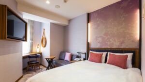 配有大床、书桌和小沙发的客房