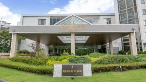 带有 Highland Resort 标牌的酒店入口外观