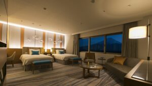 客房内的两张单人床和沙发