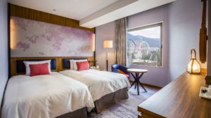 靠窗摆放的双床，窗外可见山景