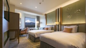 可眺望富士山的客房内的双床