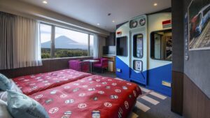 可眺望富士山的主题客房内的双床。