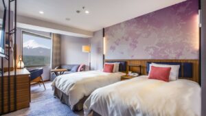 可眺望富士山景色的客房内的两张床