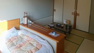 Lit à côté d’un coin salon en tatami dans la chambre