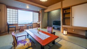 Chambre en tatami avec table basse et sièges près de la fenêtre