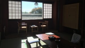 Chambre en tatami avec table basse et chaises près de la fenêtre