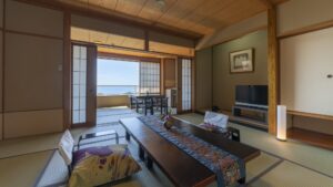 Chambre en tatami avec table basse et chaises près de la fenêtre