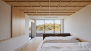 Deux lits dans une chambre de style tatami