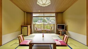 Chambre en tatami avec table basse et chaises de sol