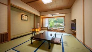 Chambre en tatami avec table basse et assises près de la fenêtre