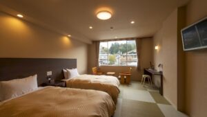 Lits jumeaux dans une chambre d'hôtes avec tatami