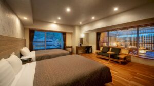 Deux lits dans une chambre avec coin salon