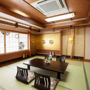 ローテーブルと座椅子のある畳の客室