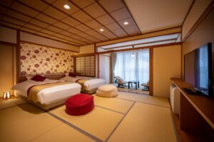 Camera in stile tatami con due letti e area salotto