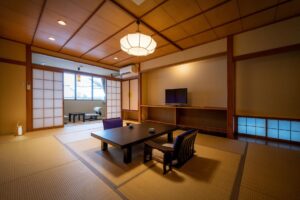 Camera in tatami con tavolo basso e sedie da pavimento