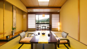 座卓と座椅子のある畳の客室