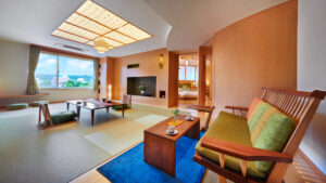 ソファとローテーブルのある畳のくつろぎスペース