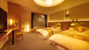 やわらかな照明の客室にあるツインベッド