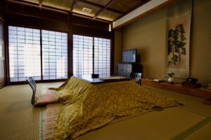 Tatamizimmer mit Kotatsu-Tisch und Bodenstühlen