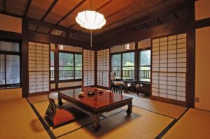 Tatami-Zimmer mit niedrigem Tisch und Stühlen