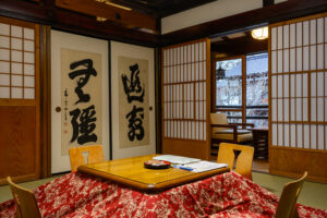 Tatami-Zimmer mit niedrigem Tisch und Stühlen