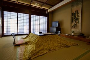 Tatamizimmer mit niedrigem Tisch und Bodenstühlen