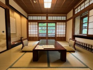 Tatamizimmer mit niedrigem Tisch und Bodenkissen