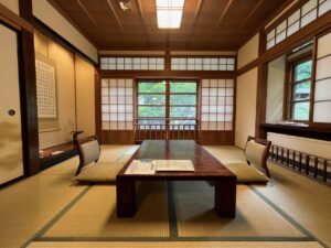 Tatamizimmer mit niedrigem Tisch und Bodenkissen