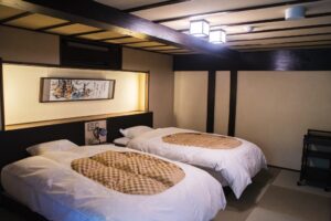 Zwei Betten in einem traditionellen Tatami-Gästezimmer
