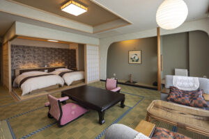 Habitación de tatami con mesa baja y camas