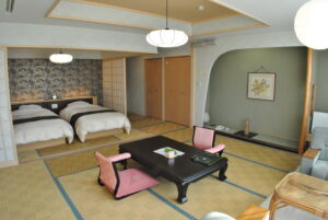 Habitación de tatami con mesa baja y dos camas individuales