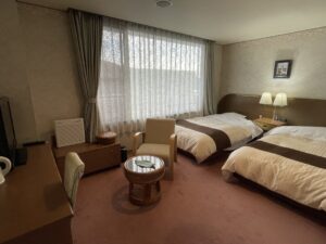 Habitación con dos camas individuales y sillas