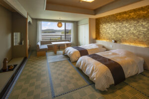 Camas individuales en una habitación de estilo tatami con vista por la ventana