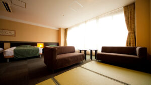 Area salotto in tatami con divani accanto ai letti
