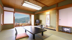 低いテーブルと窓際の座席がある畳の客室