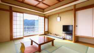 低いテーブル、座椅子、窓のある畳の部屋