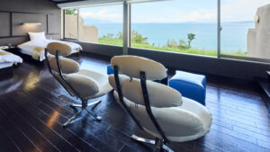 面向海景大窗的客房座椅