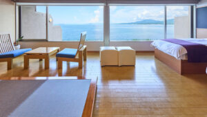 带床、休息区和海景的客房