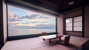 榻榻米客房内设矮桌，可欣赏海上日落景色